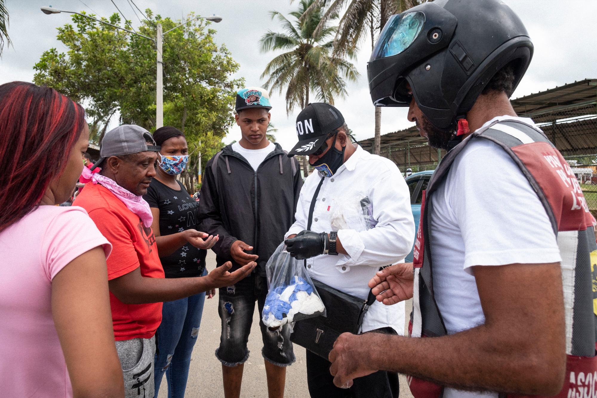 El famoso personaje “Tony Balaguer” le llevó guantes y mascarillas a los presos y regaló a visitantes.