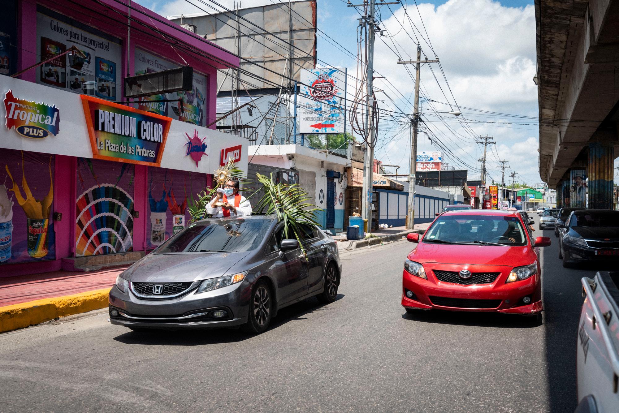 La procesión en la avenida Hermanas Mirabal, Villa Mella. 