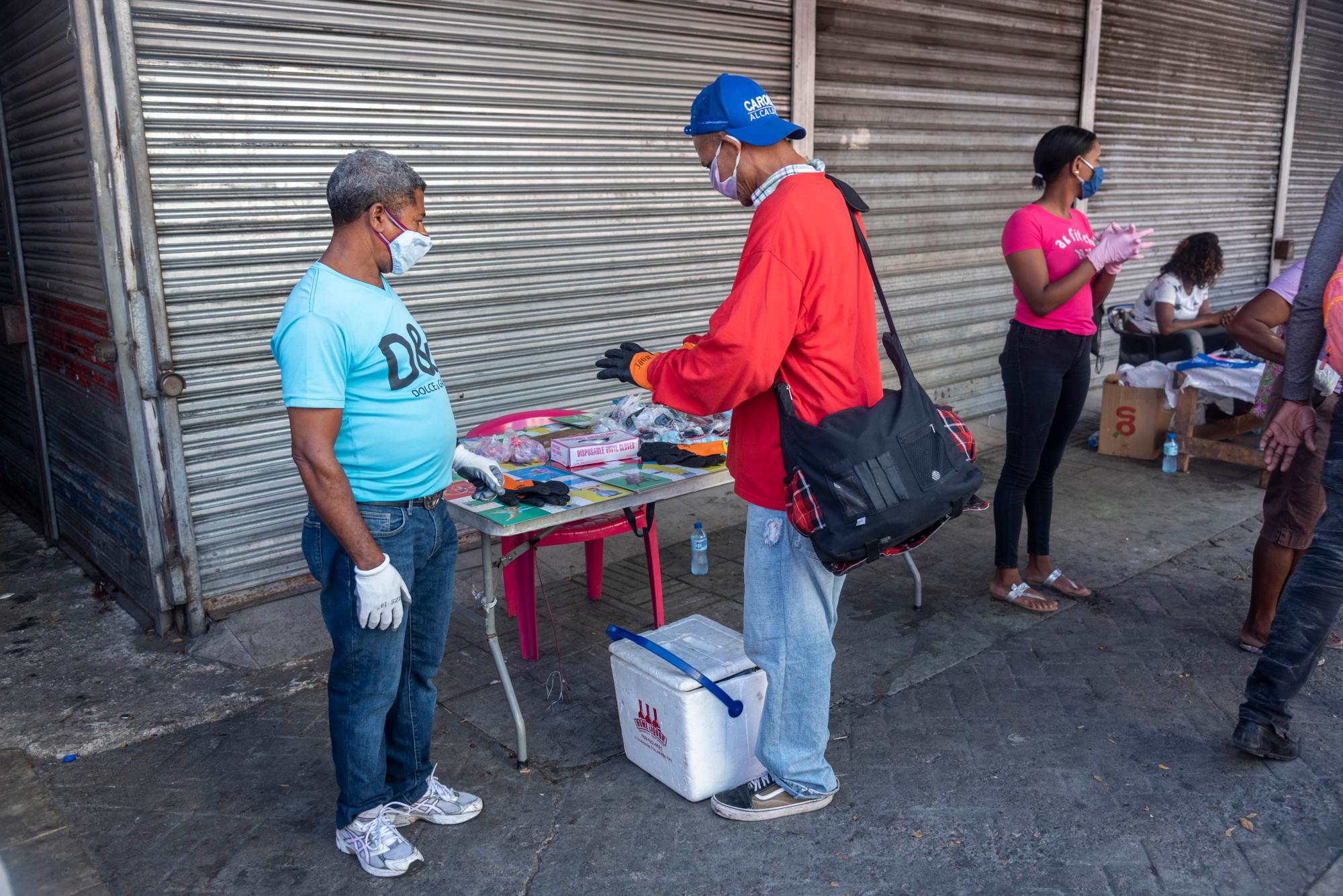 Este vienes había mucho movimiento de personas en la Duarte y la Paris