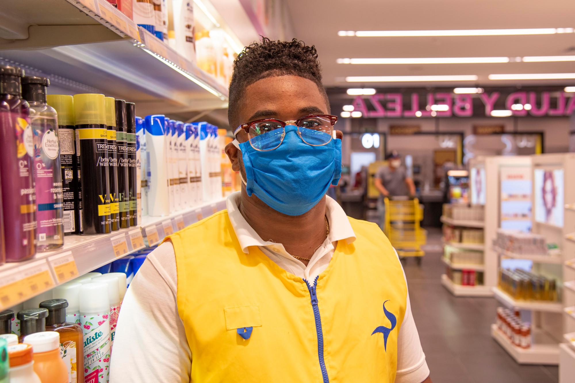 Cristian Báez, gondolero del área de belleza y salud de la Sirena Market.