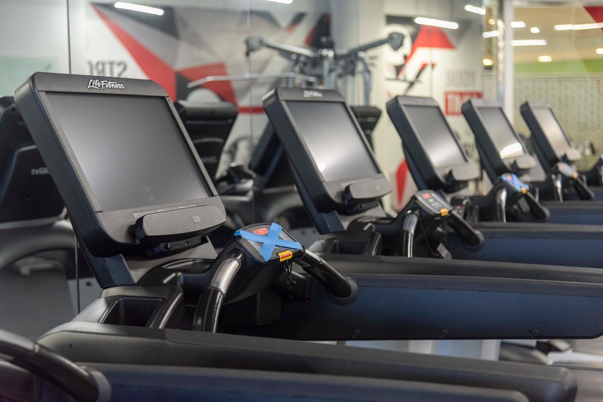 En Exercise Club hay un protocolo de desinfección constante en las máquinas, pero también es importante que los socios limpien su equipo antes y después de usarlo.