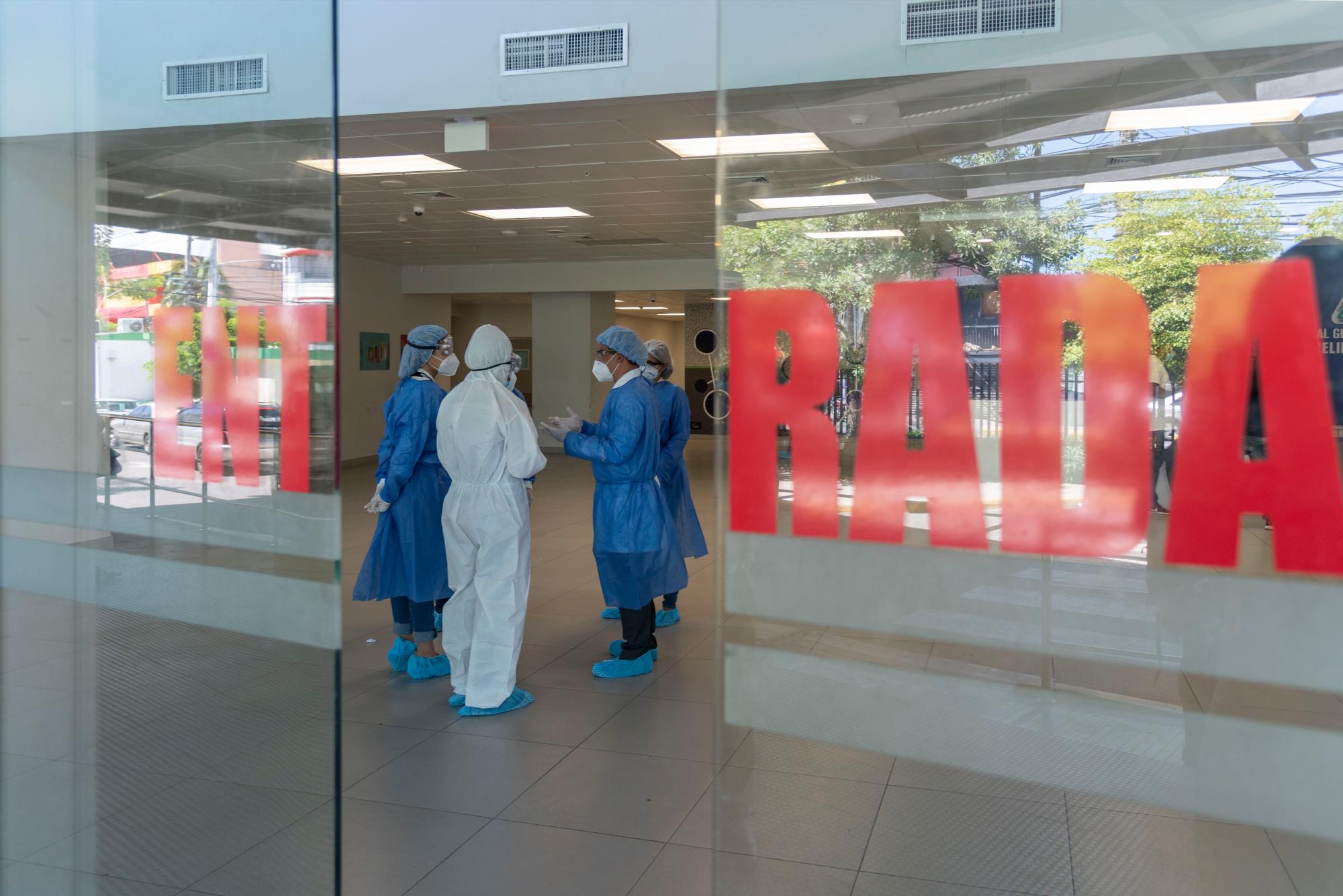 El personal medico sale en horario de 2:00 pm a informar a los familiares situación del paciente. 