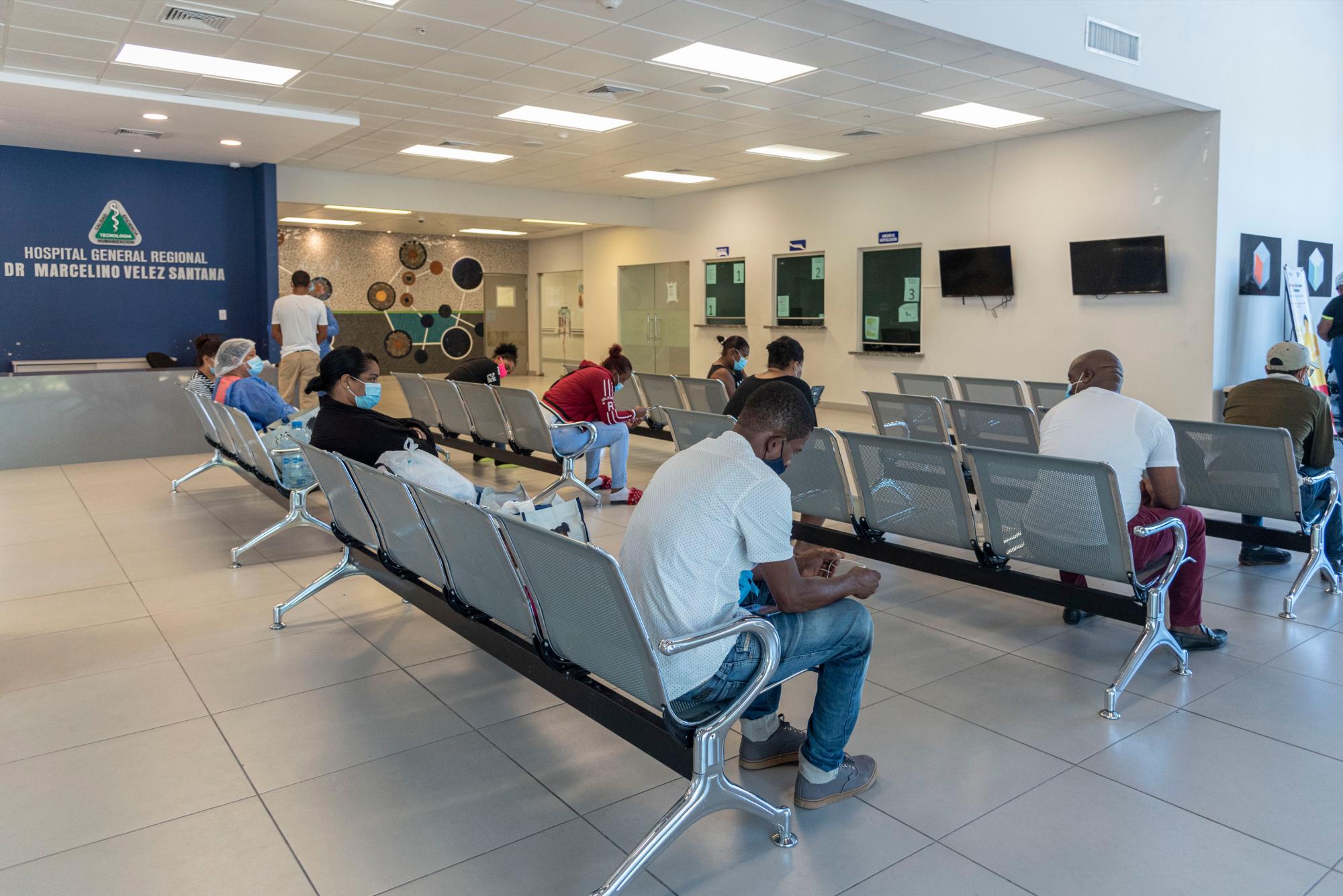 El hospital tiene un área de espera para los familiares de pacientes COVID-19.