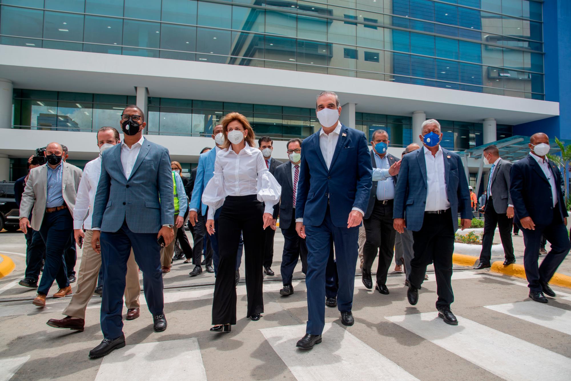 El presidente y la vicepresidenta durante el recorrido de la Ciudad Sanitaria Luis Eduardo Aybar