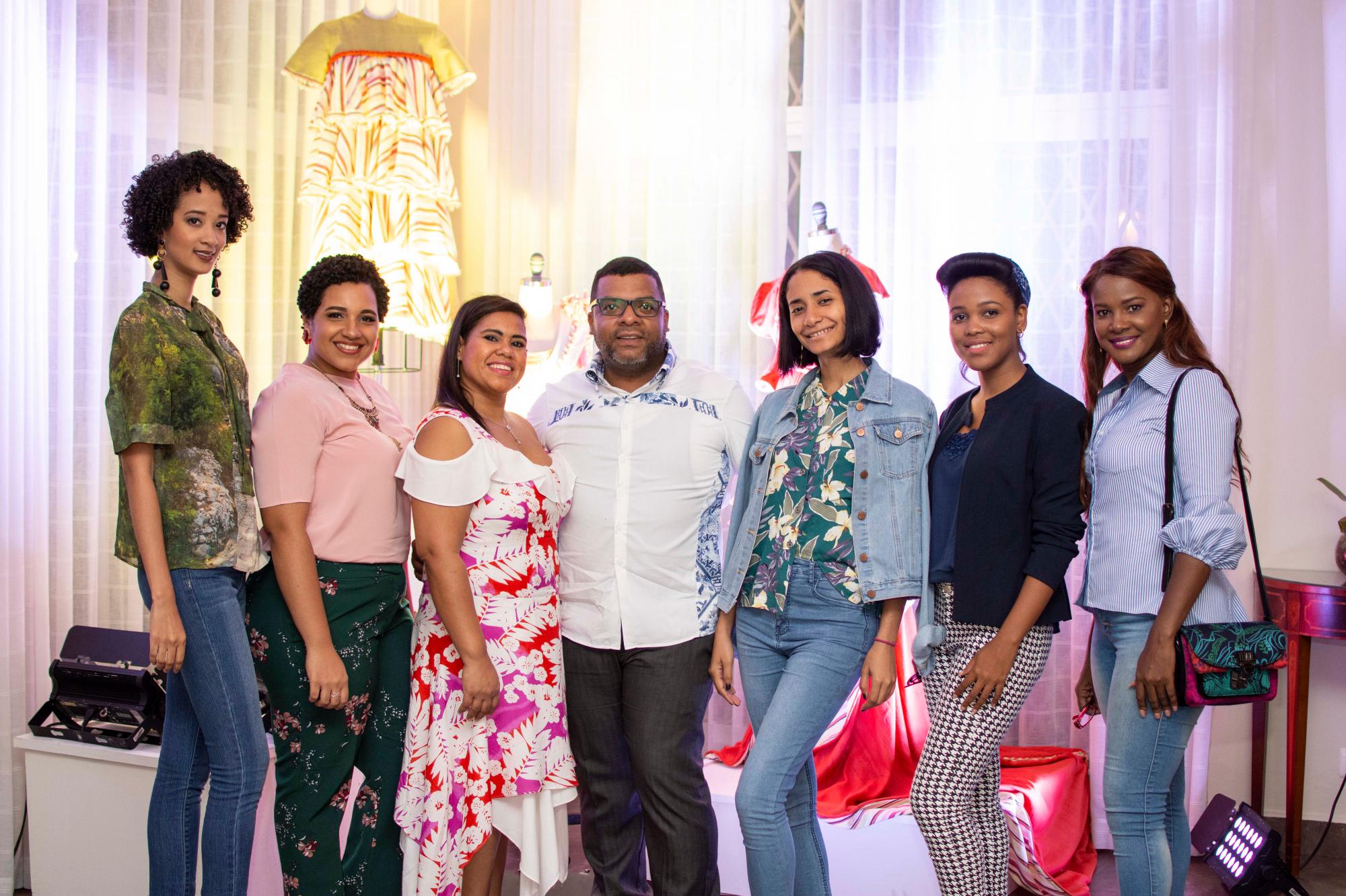 Futuras diseñadoras de moda, junto al docente Karlos Nuñez.