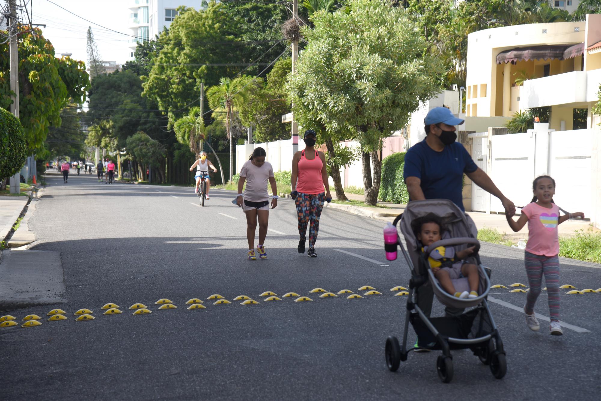 La gente reacciona encantada por la medida.