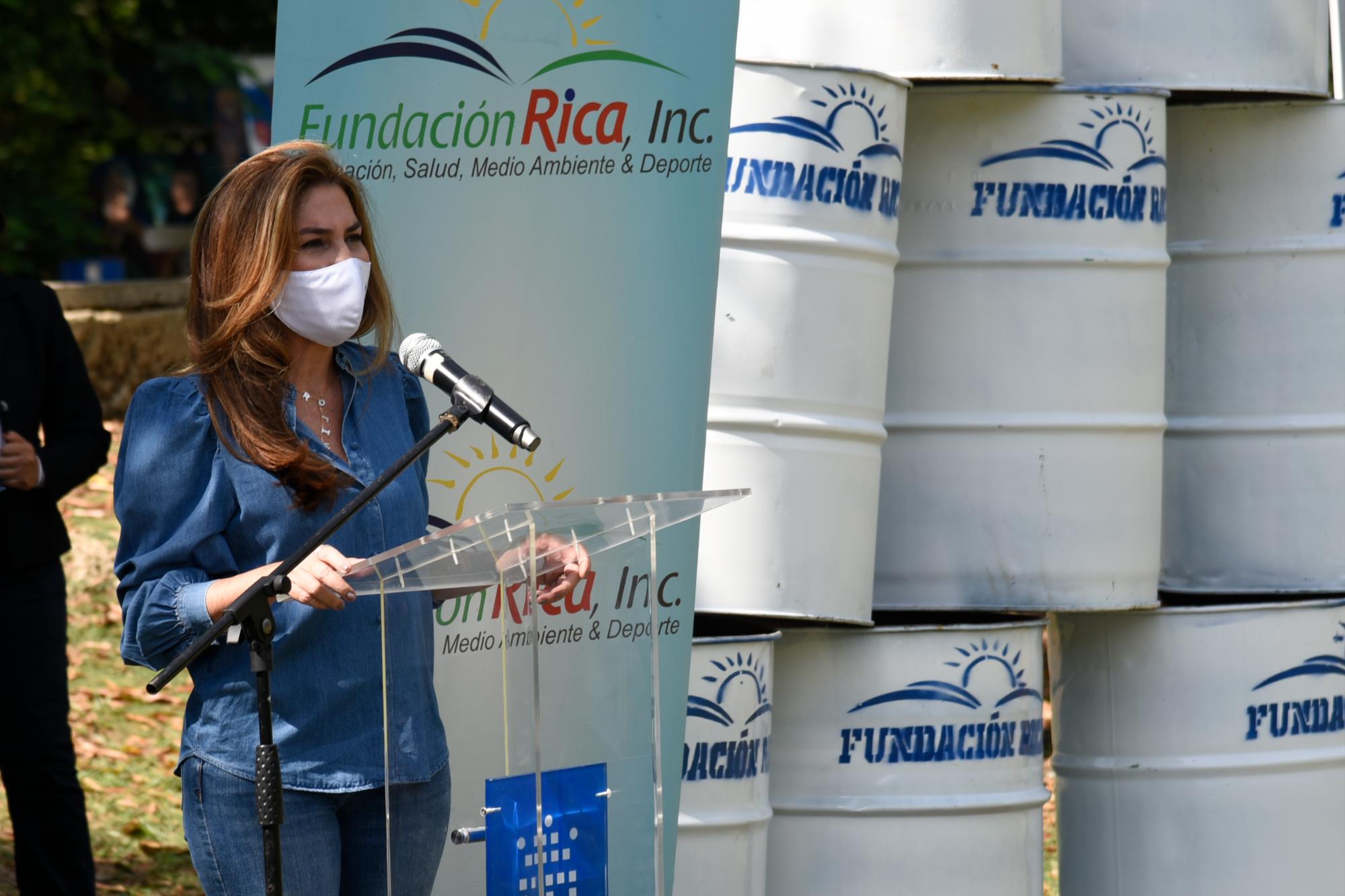 La alcaldesa Carolina Mejía habla a los presentes.