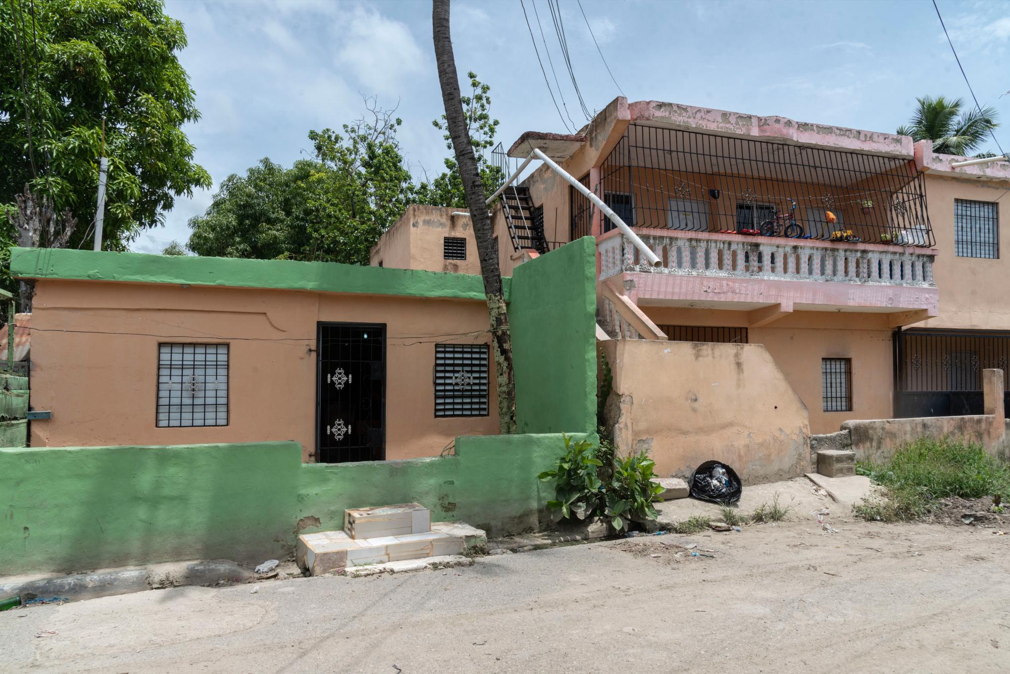 Las viviendas han tenido que construir muros para evitar que las aguas penetren al interior de las casas.