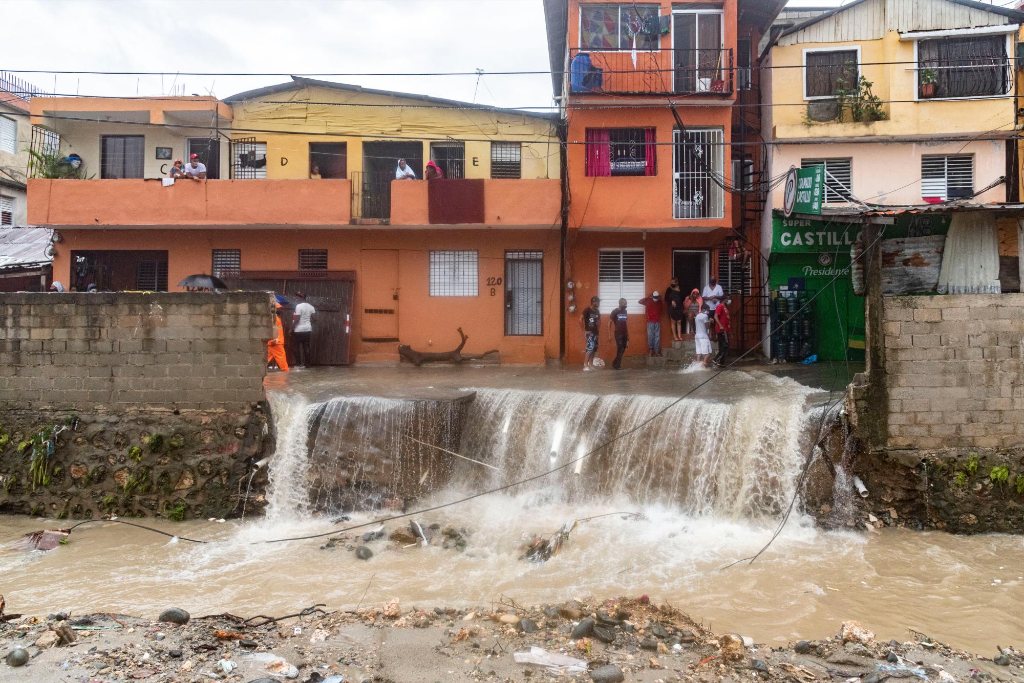 Las fuertes lluvias provocaron el desbordamiento de una cañada que está en medio del callejón Puerto Rico del barrio La Yuca en Los Ríos, provocó el derrumbe de unas seis viviendas debido a la gran cantidad de agua que corría por la misma. 