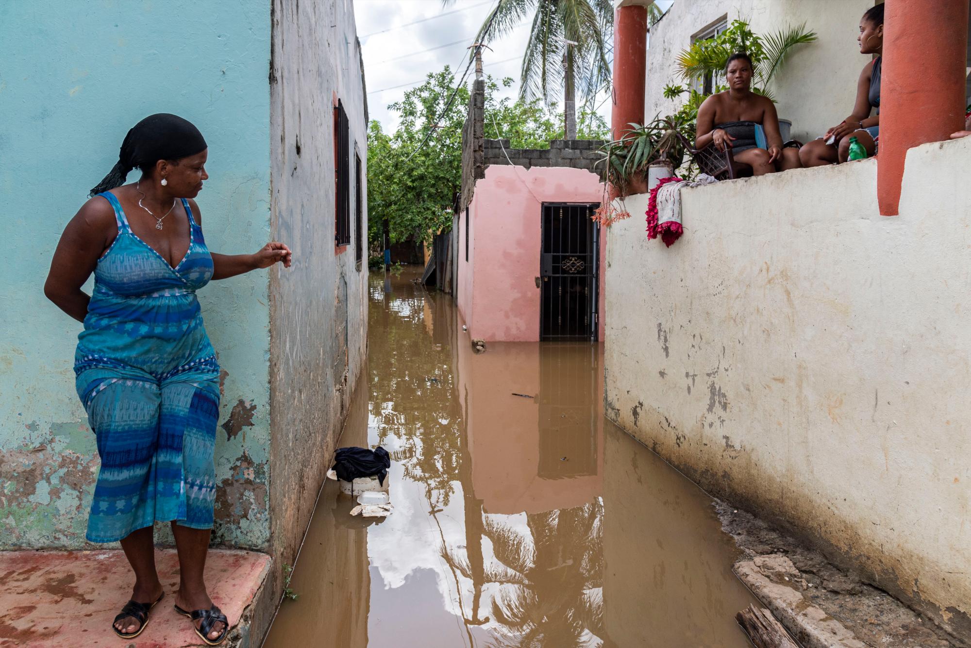 Pobladores del barrio Los Coordinadores, en Santo Domingo Norte y la Barquita Norte, reclaman el auxilio del gobierno porque han perdido todo sus ajuares y sus casas está llenas de agua.