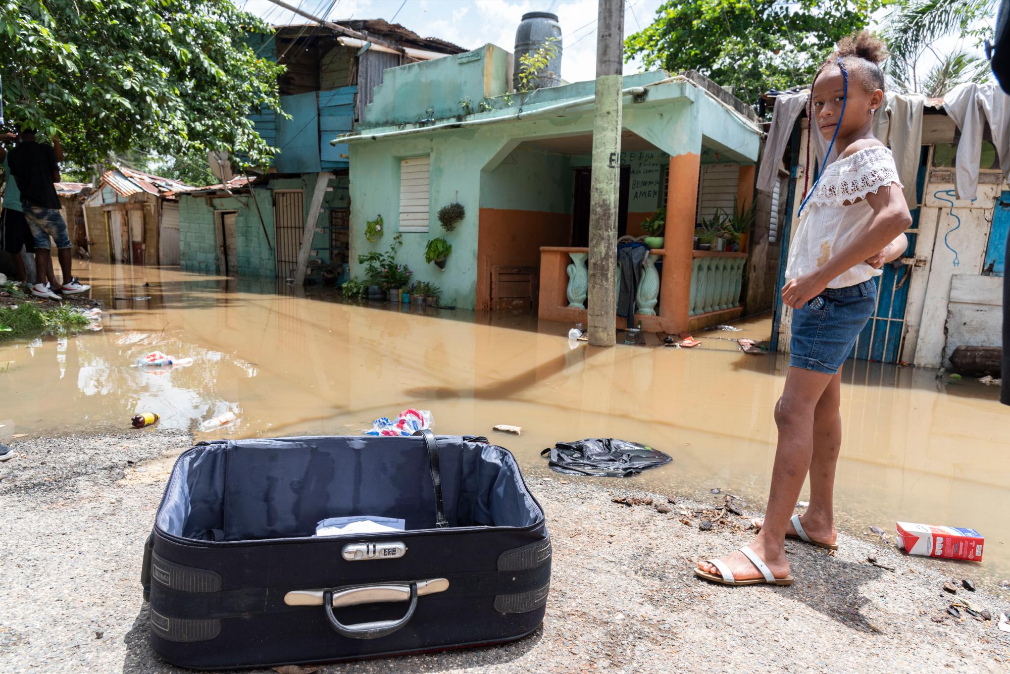 Los pocos ajuares de la gente se pierden cuando el río entra