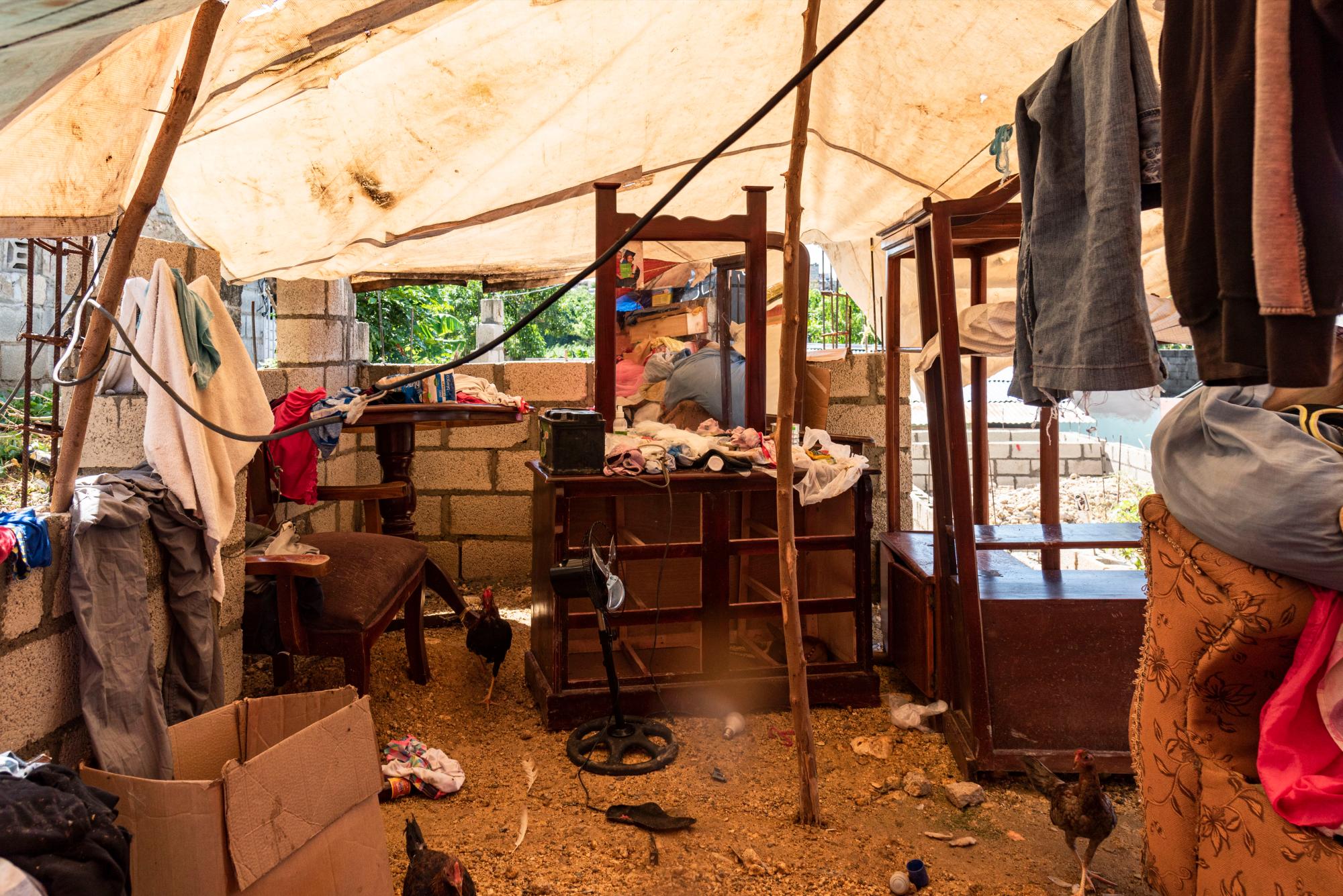 Ramona Castillo comparte este espacio con una vecina luego de que sus casas quedaran inundadas.