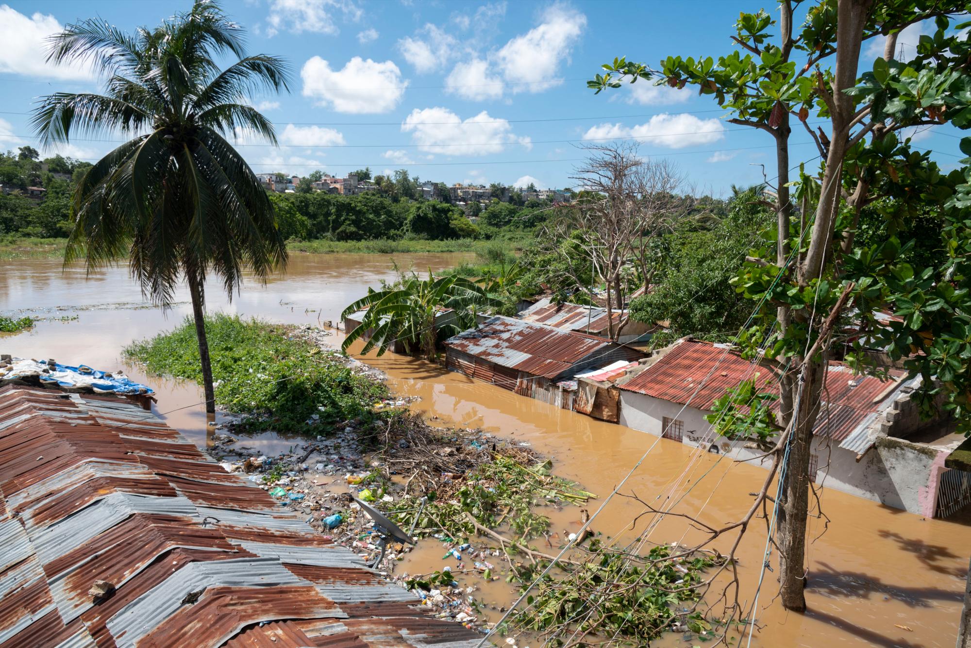 Debido a las lluvias del lunes la afluencia del río creció más inundando totalmente las casas.
