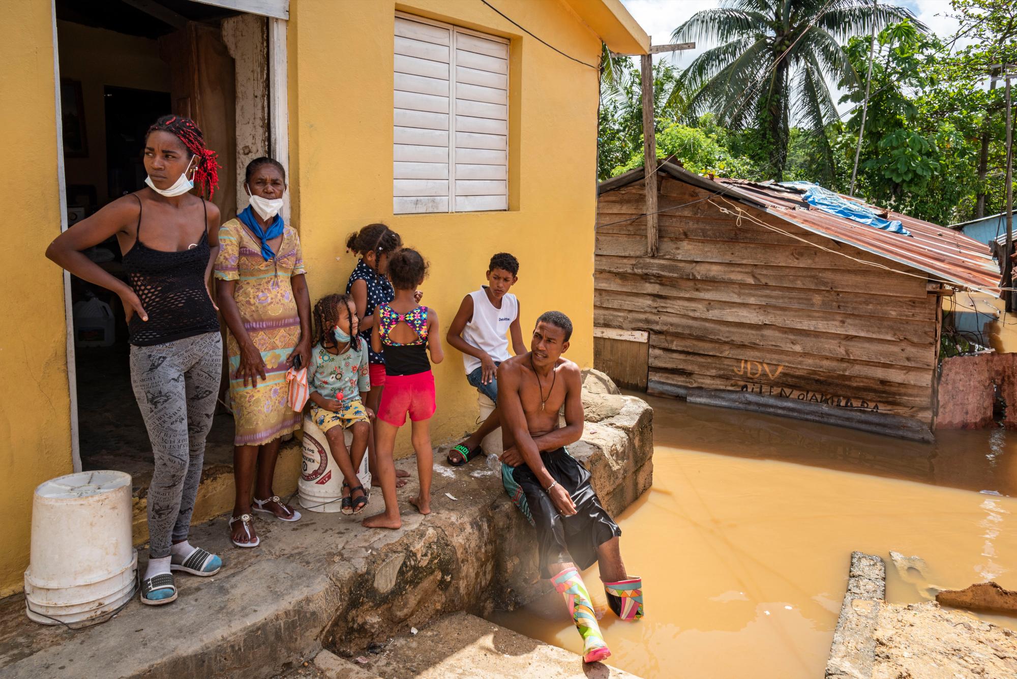 Los moradores ofrecen sus casas a los inundados.