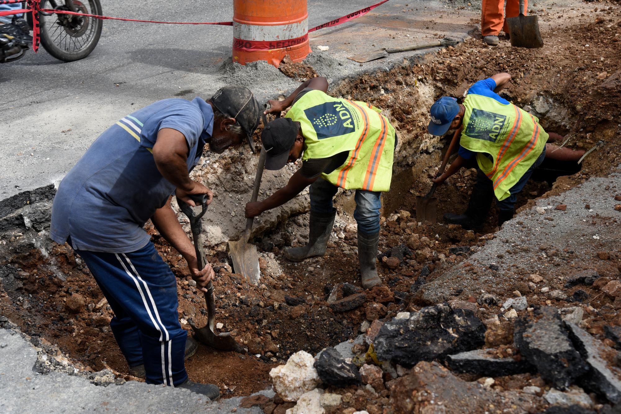 Trabajadores de la Alcaldía tratan de reconstruir  el tramo roto.