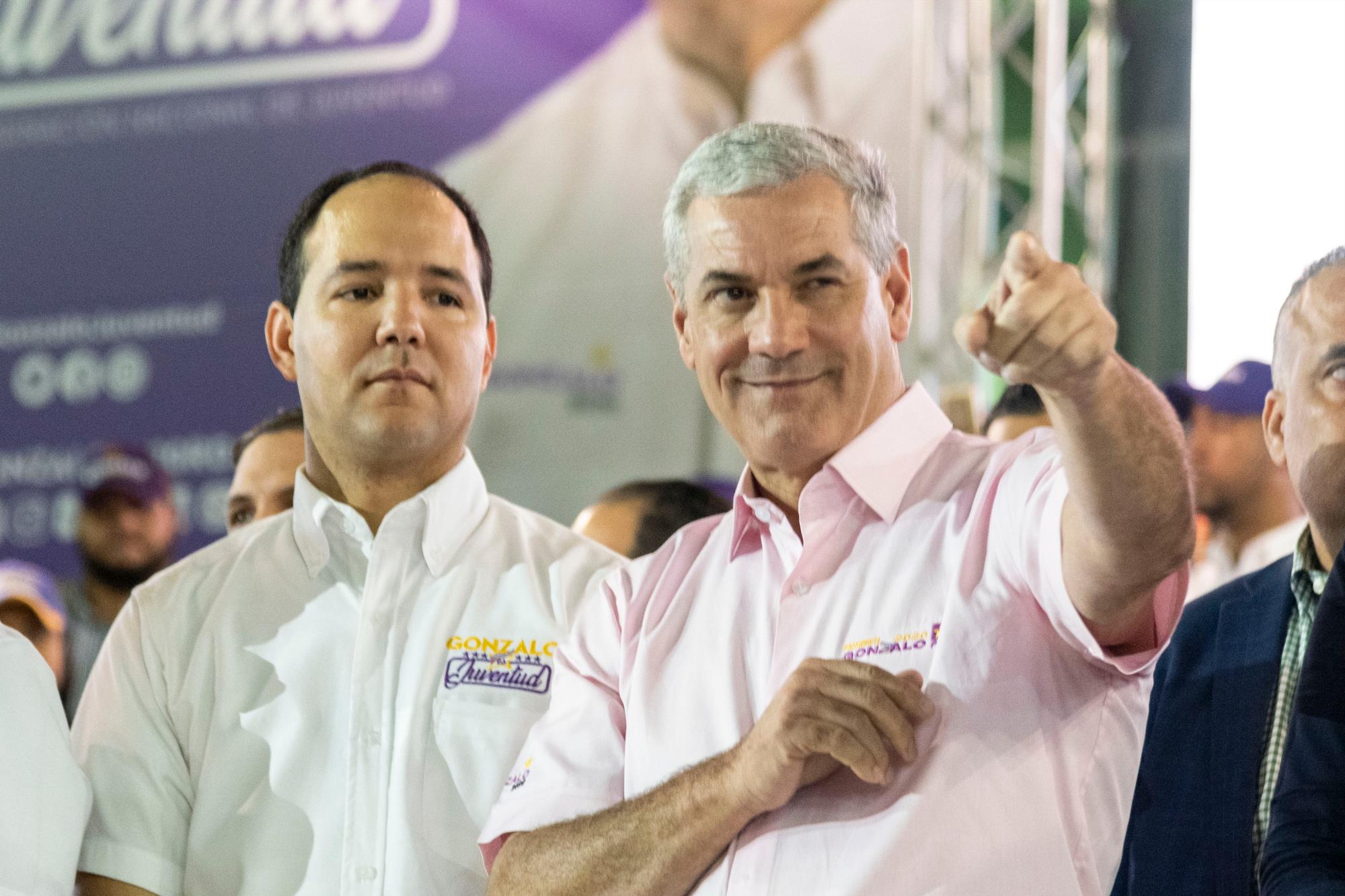 Gonzalo y su peculiar forma de salud a la gente.