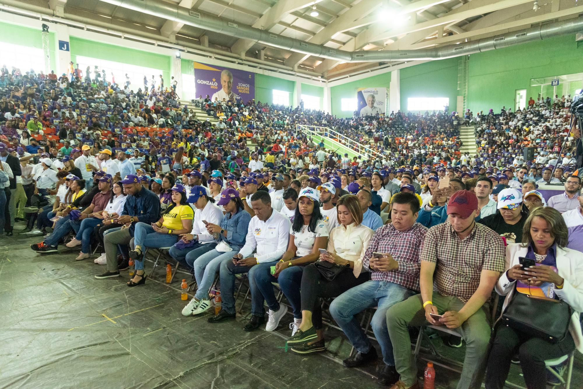 El pabellón de voleibol estuvo repleto de jóvenes.