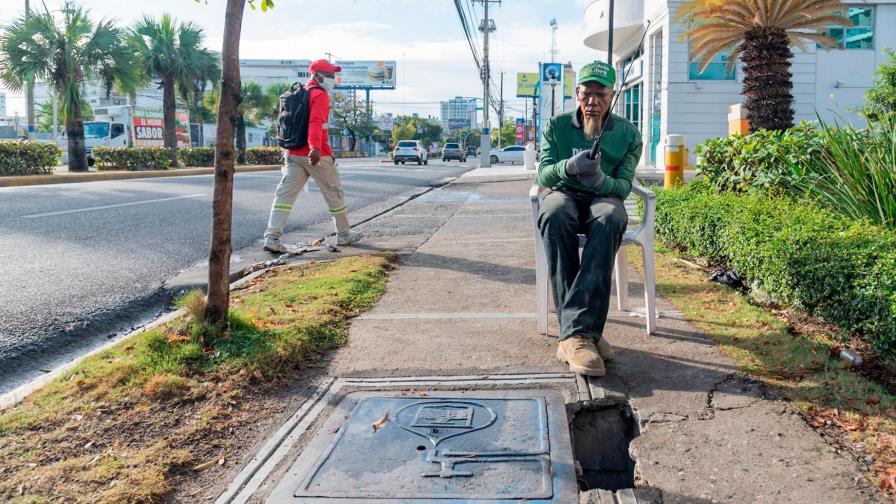 En medio de la acera, un hueco peligroso