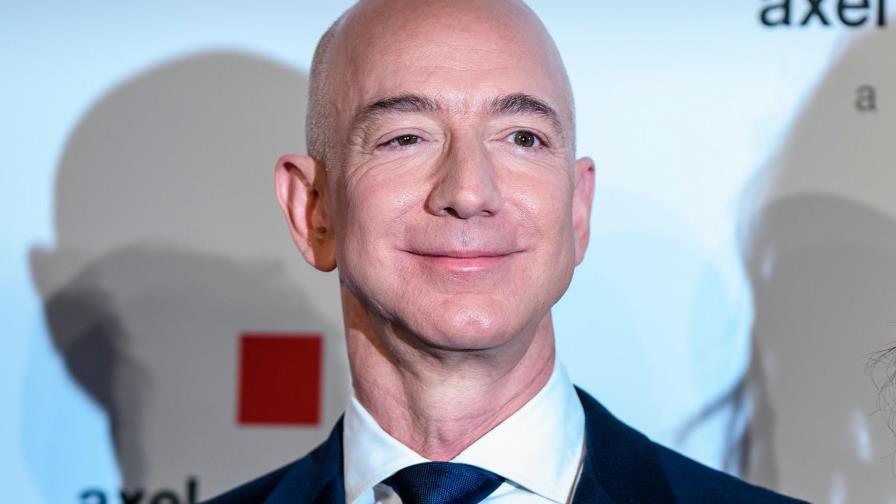 Bezos es por tercer año seguido el estadounidense más rico, según Forbes
