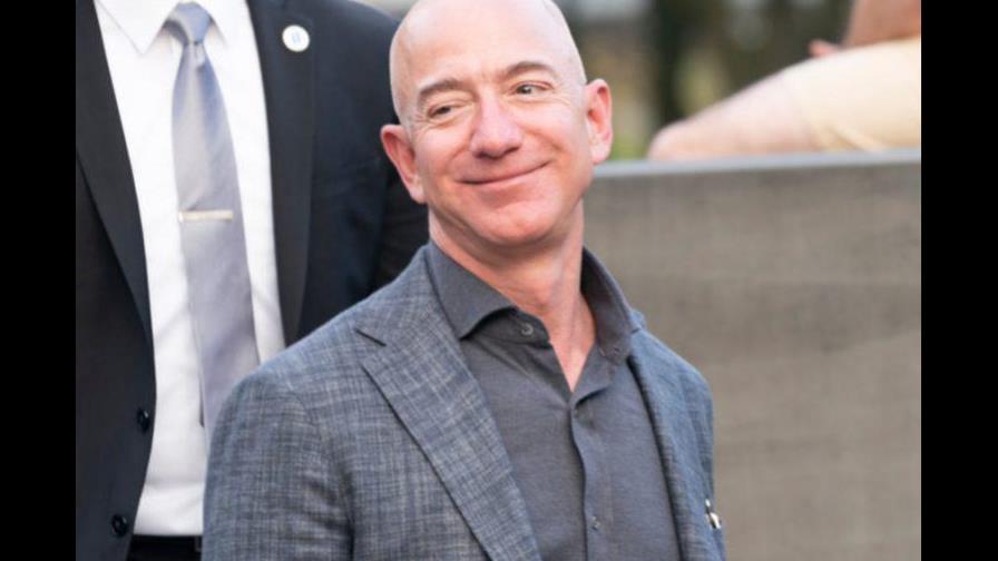 Bezos es por tercer año seguido el estadounidense más rico, según Forbes