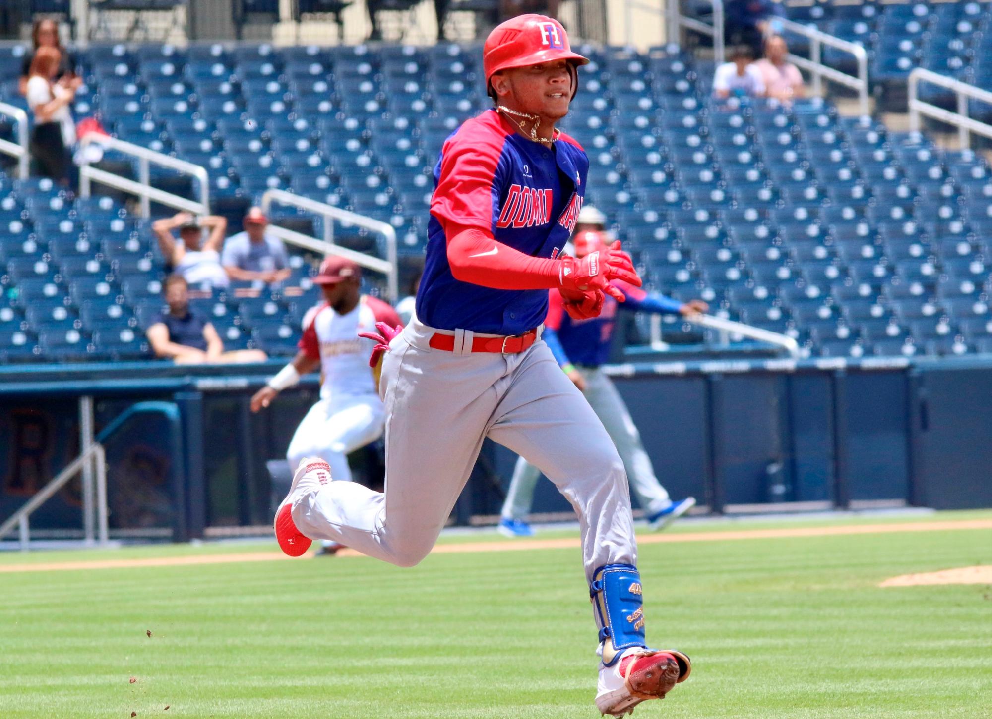 Jeison Guzmán despachó uno de los cinco jonrones dominicanos.