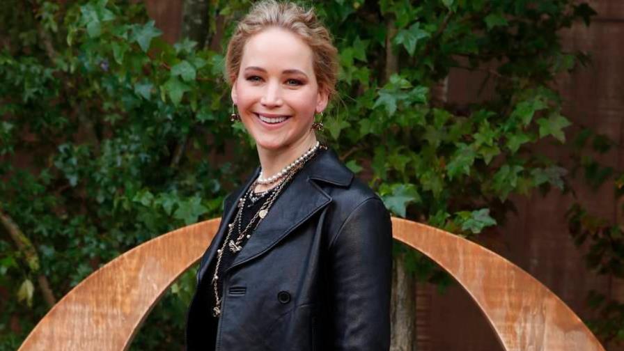 Actriz Jennifer Lawrence se casa con comerciante de arte