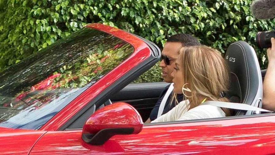 ¿Se quedó con él o se lo devolvieron? Alex Rodríguez posa con el Porsche que le regaló a JLo