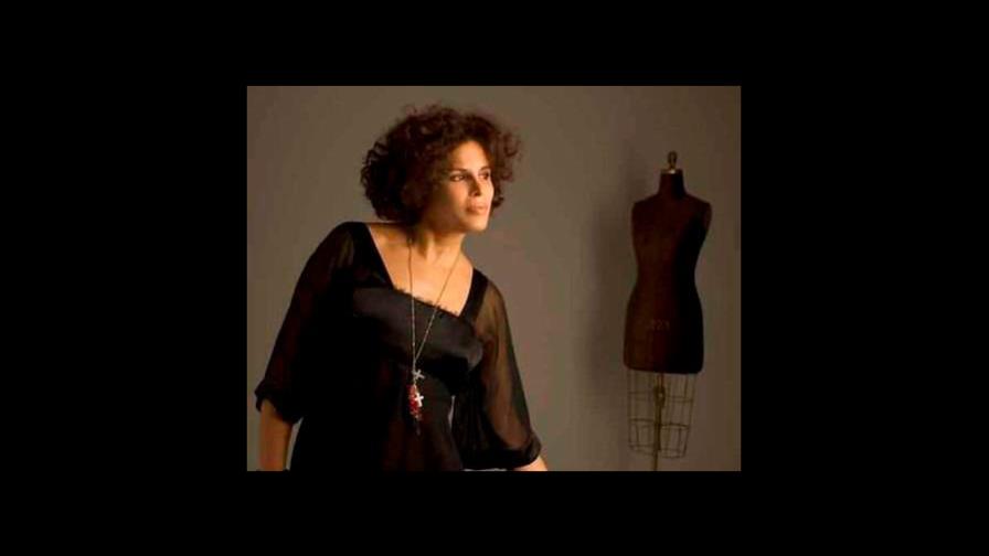 Jenny Polanco es sacada en ambulancia de su casa, días después de contraer coronavirus