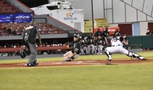 Peña y Leyba producen en victoria de Estrellas sobre Gigantes para dividir en doble jornada  