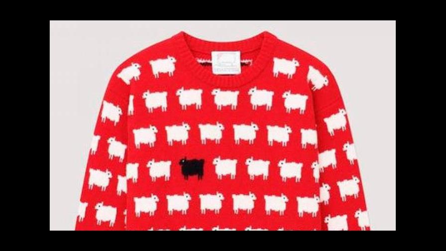 El icónico suéter de Lady Di con oveja negra, objeto de deseo 40 años después