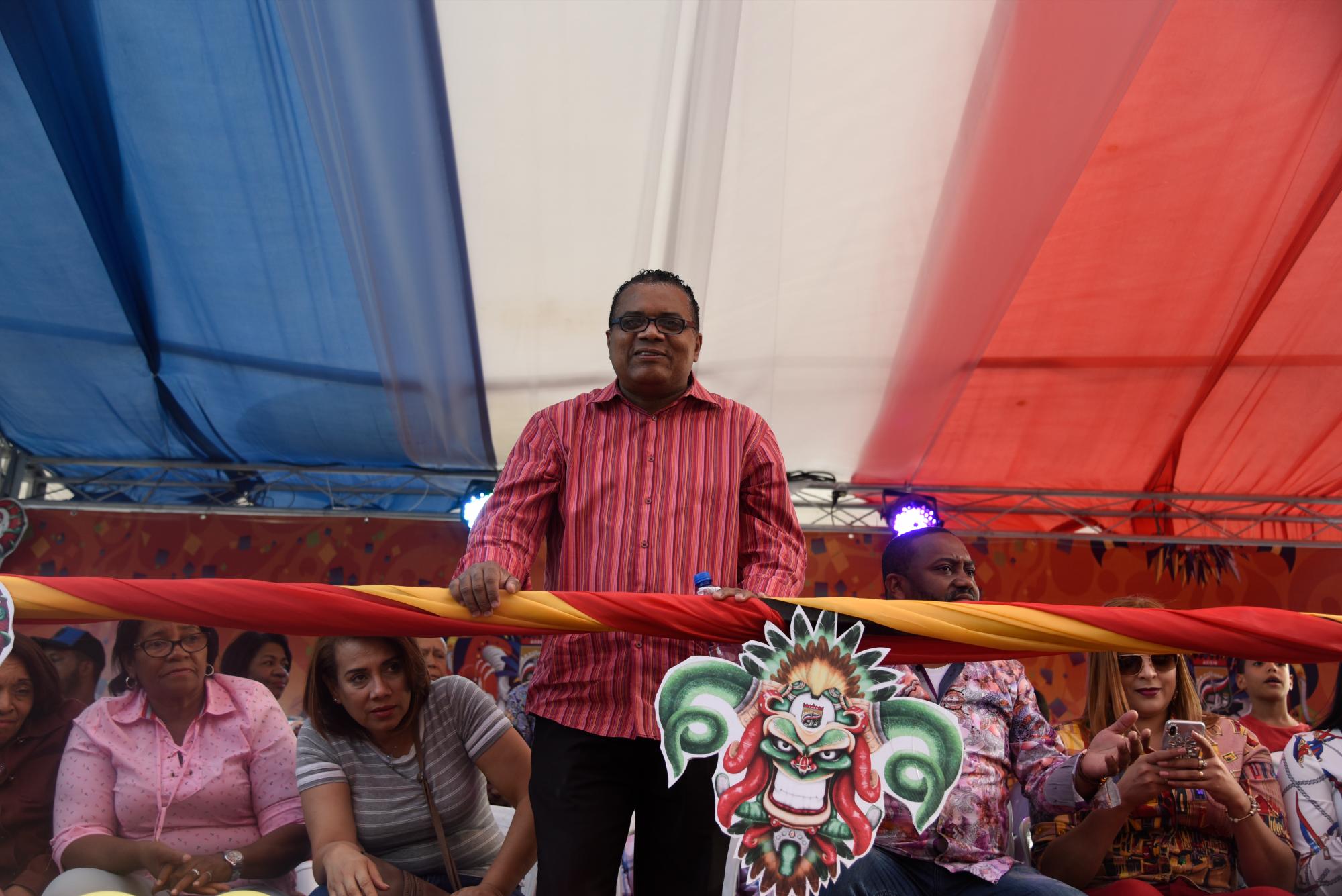 El merenguero Pochy Familia, a quien está dedicado el carnaval.