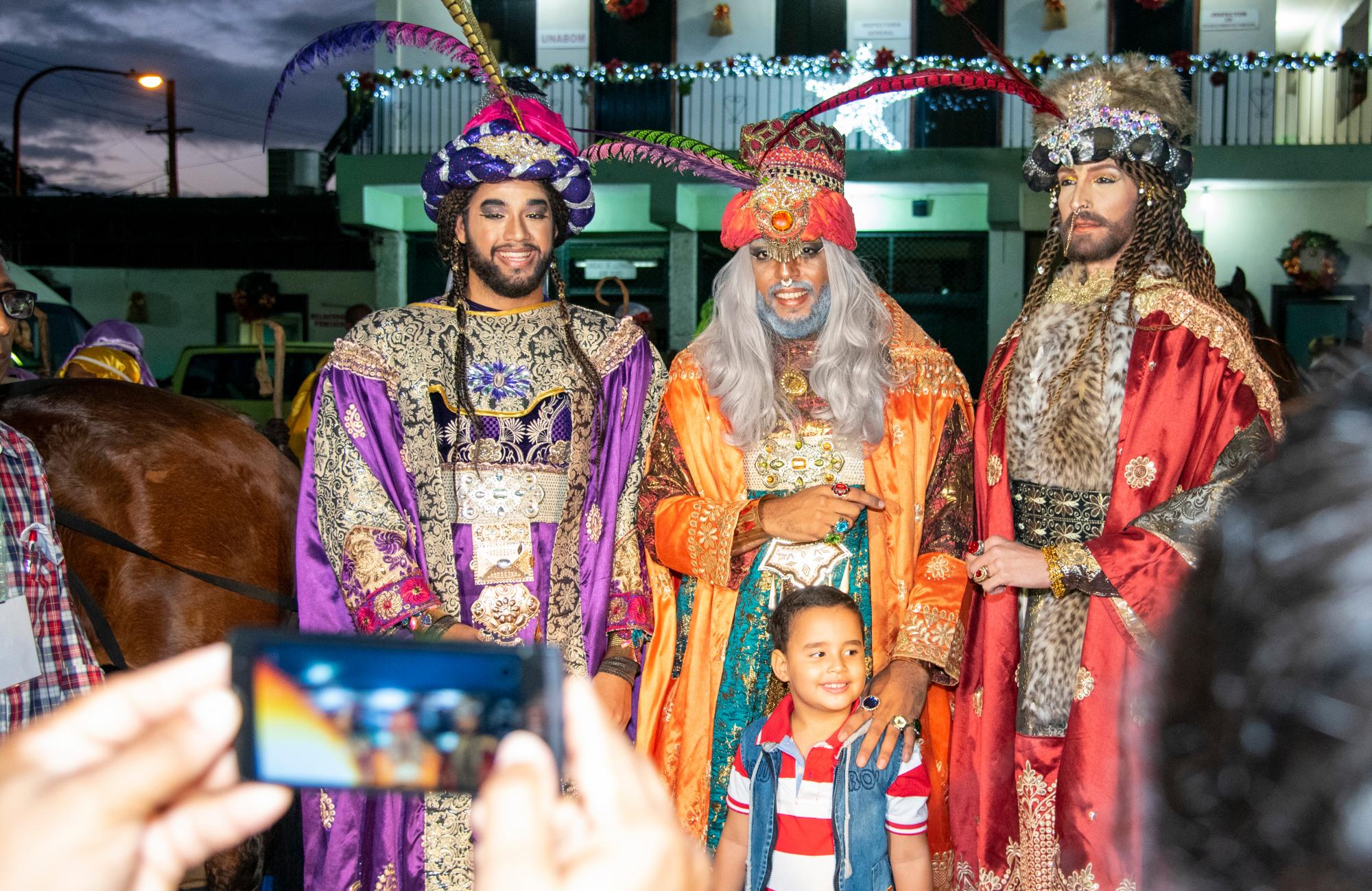 Los Reyes magos: Melchor, Gaspar y Baltasar se toman fotos con los niños.
