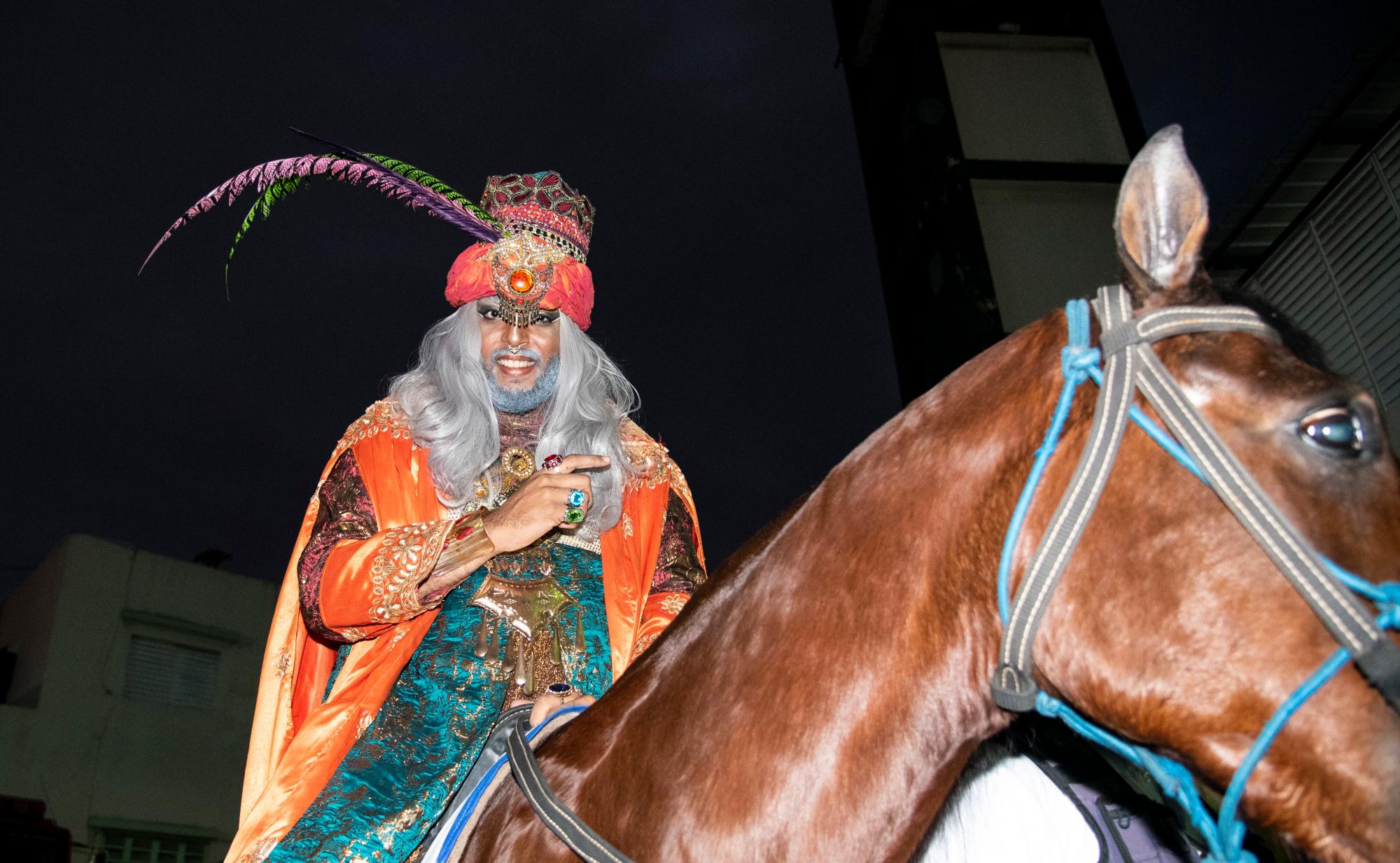 El rey Gaspar montado a caballo.