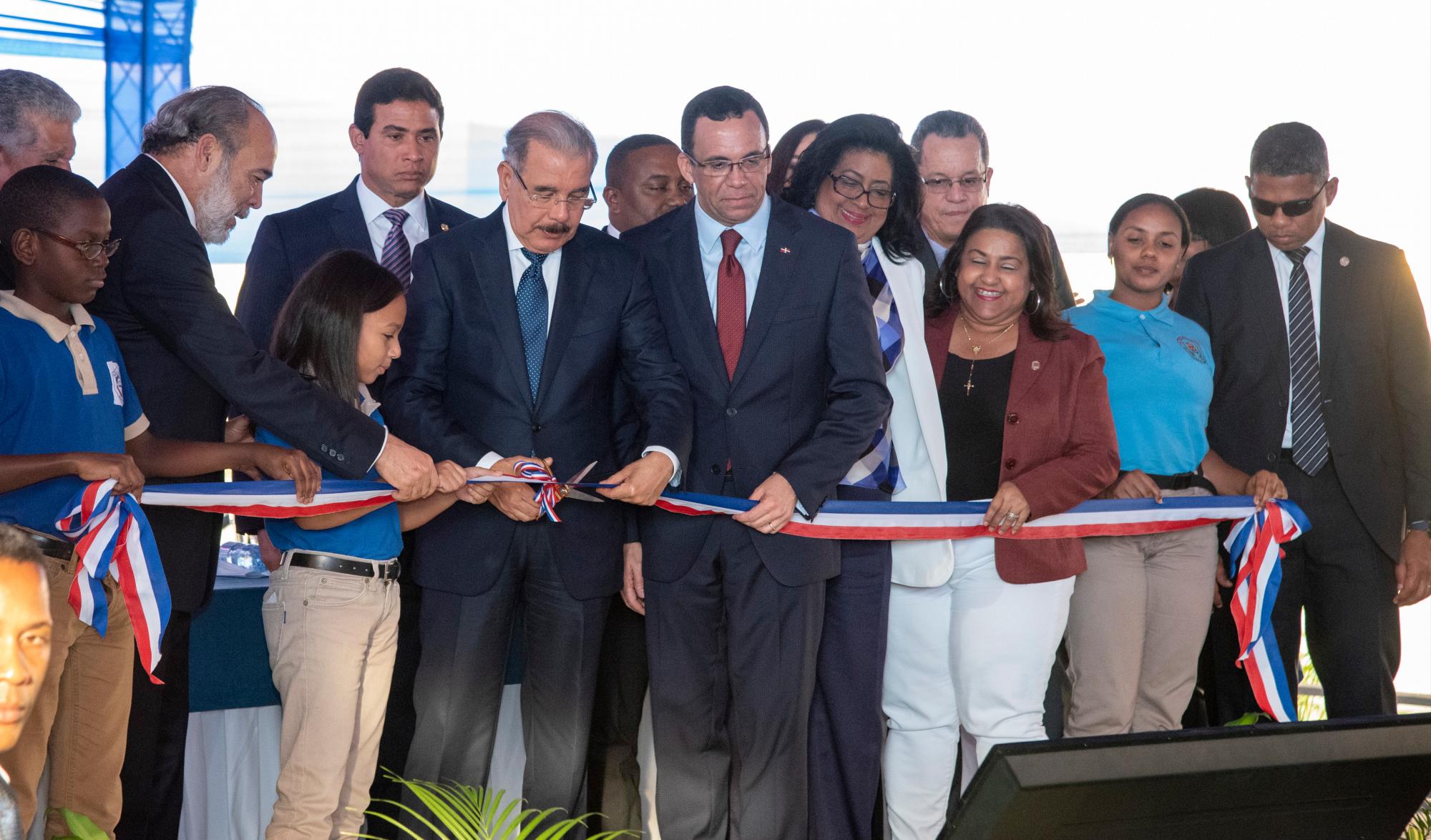 El presidente Medina corta la cinta que deja inaugurado el centro educativo, Marañon.