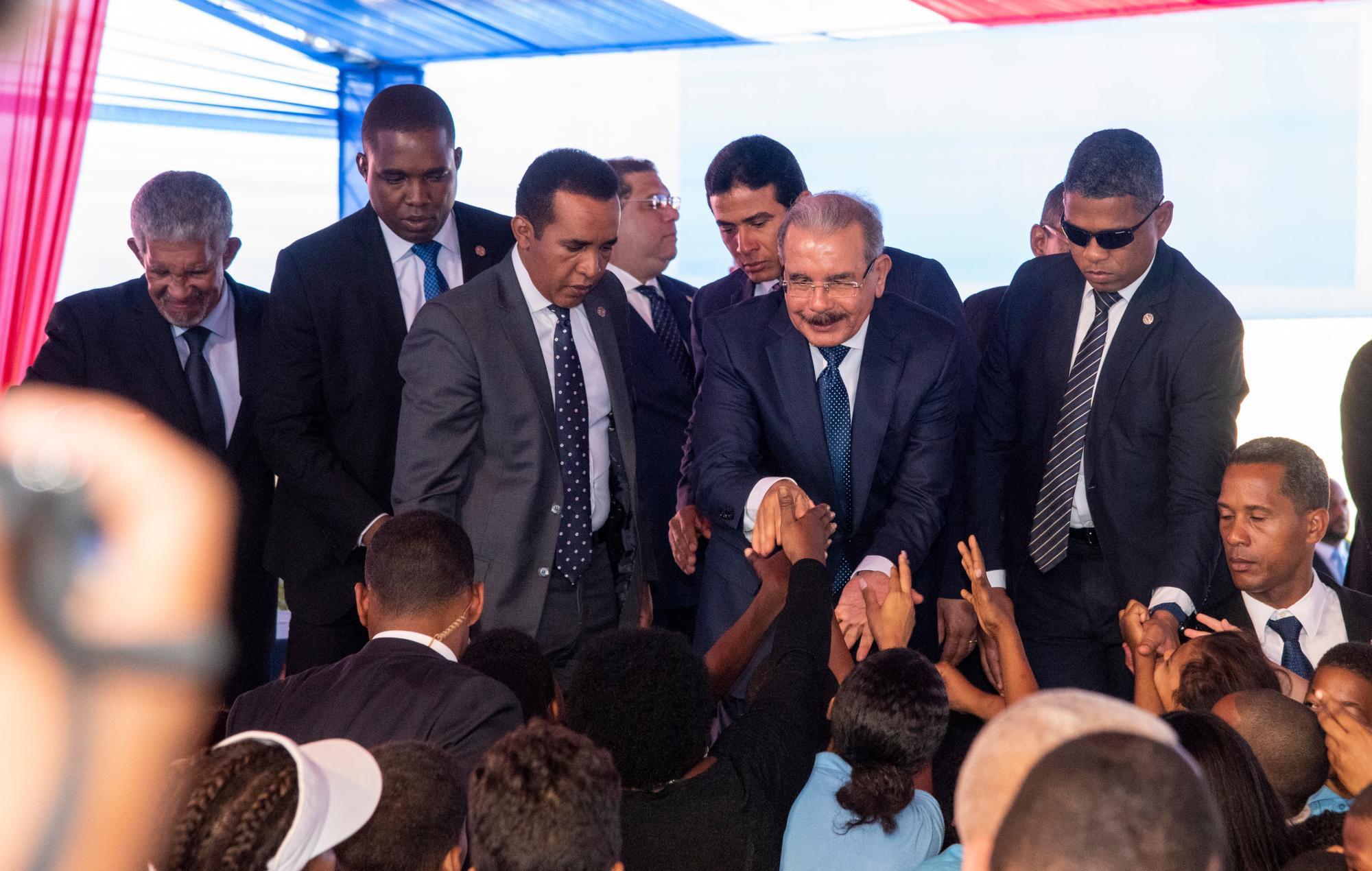 Presidente Danilo Medina saluda a los presentes. 