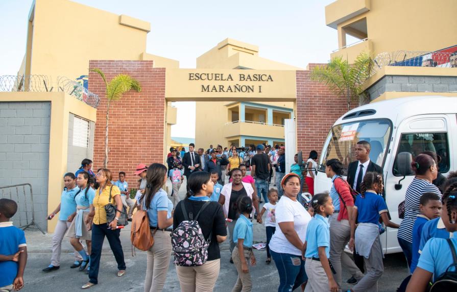 Presidente Medina entrega Centro Educativo Marañón I en Sabana Perdida