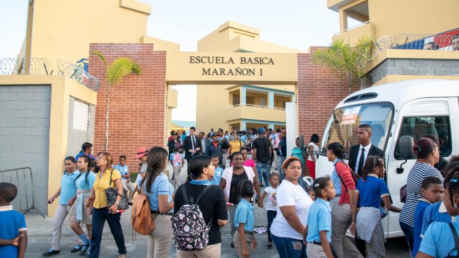 Presidente Medina entrega Centro Educativo Marañón I en Sabana Perdida
