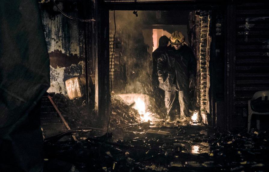 Bomberos todavía luchan con incendio en Casa Hermanos Jerez