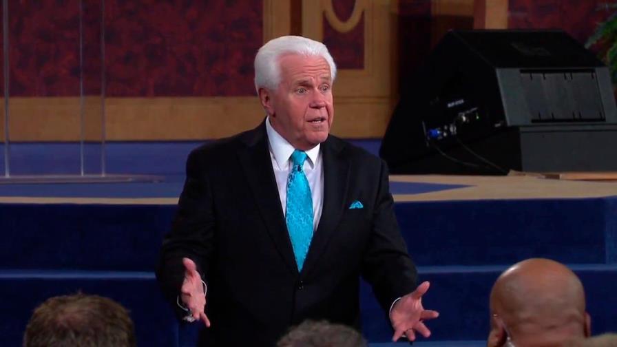 Pastor insta a seguidores que donen más dinero a su iglesia para “acelerar” la llegada de Jesús 