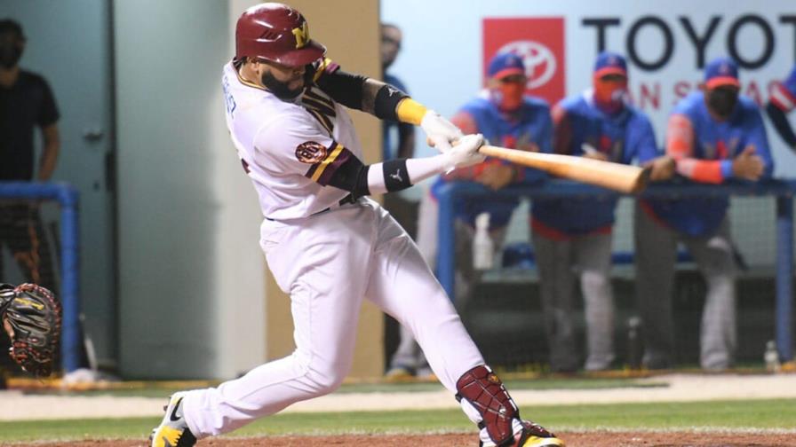 Indios siguen invictos en Puerto Rico; arrollan a los Atenienses Indios siguen invictos en Puerto Rico; arrollan a los Atenienses