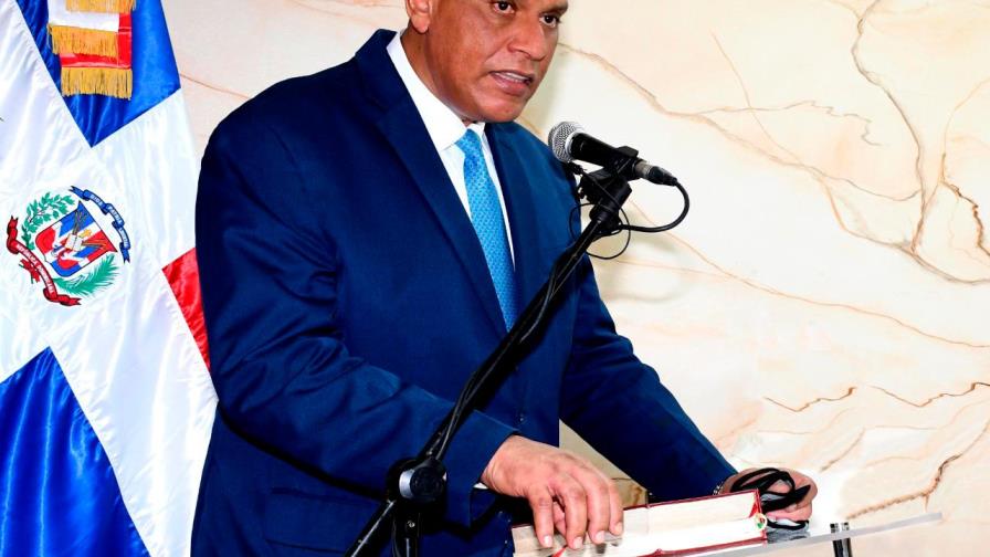 Ministro Chú Vásquez lamenta muerte de dos policías en labores de patrullaje
