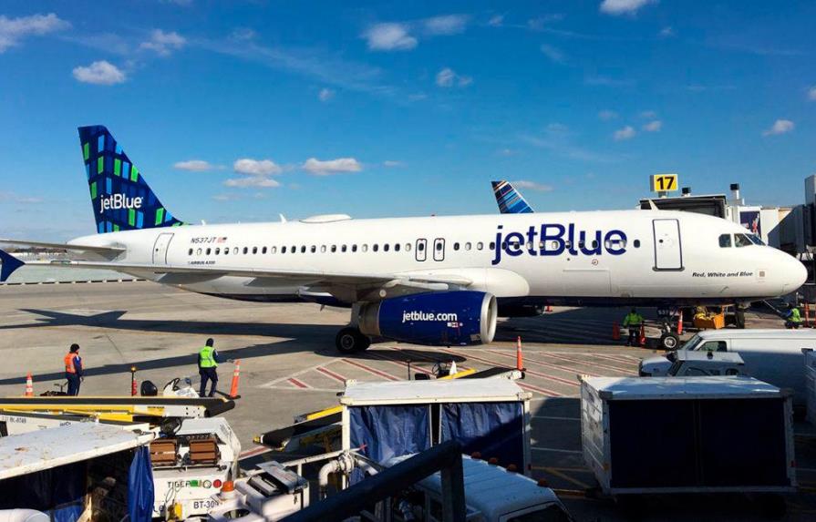 La JAC cita a ejecutivo de JetBlue por retrasos en sus operaciones aéreas al país