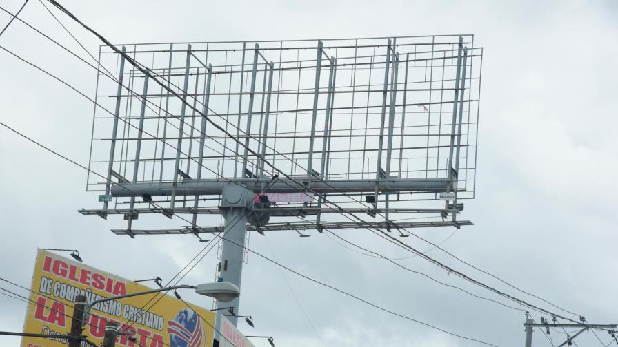Retiran mayoría de vallas de vías públicas