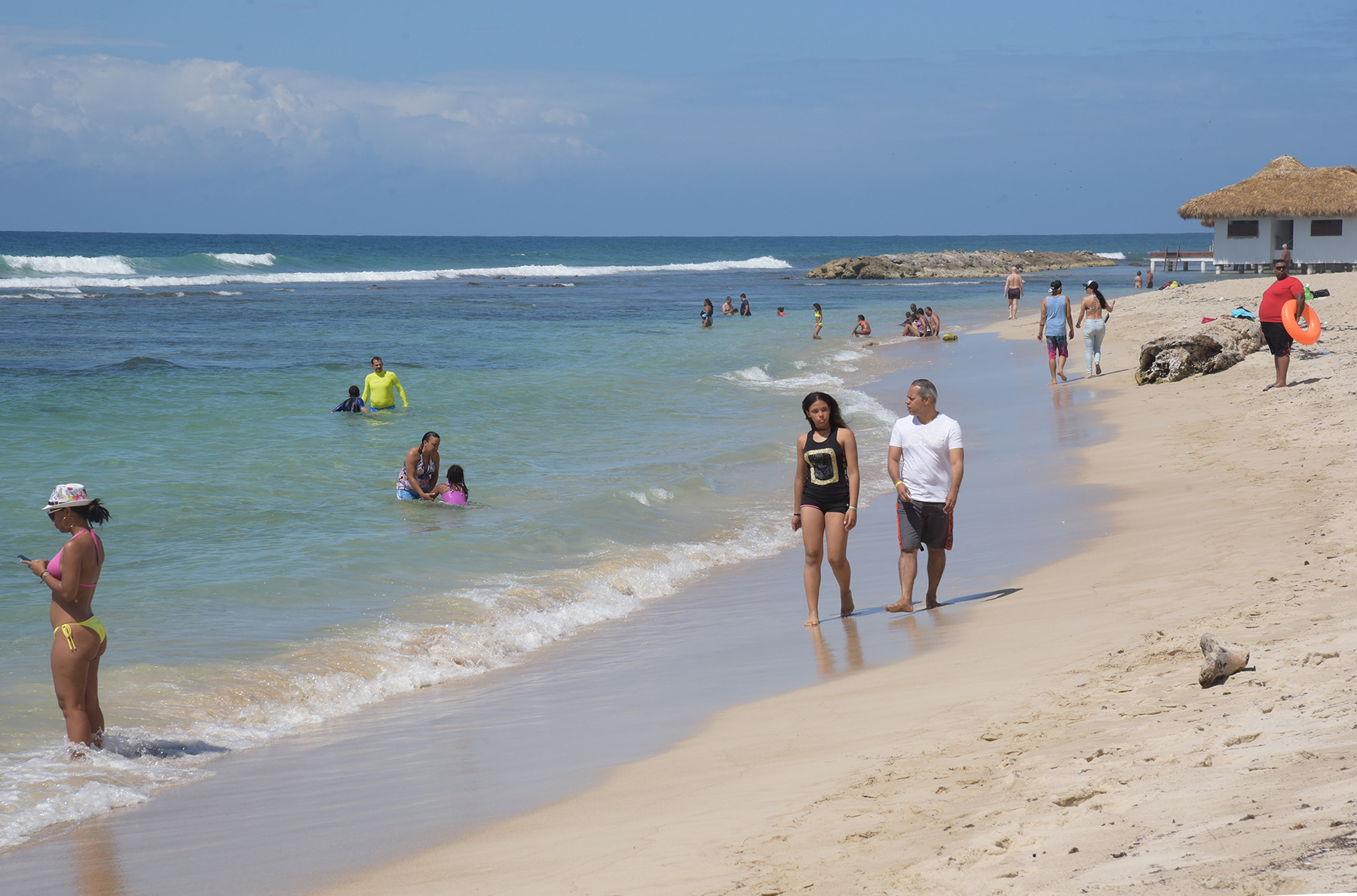 Así lucían las playas de Juan Dolio, Guayacanes y Boca Chica el domingo de resurrección. 