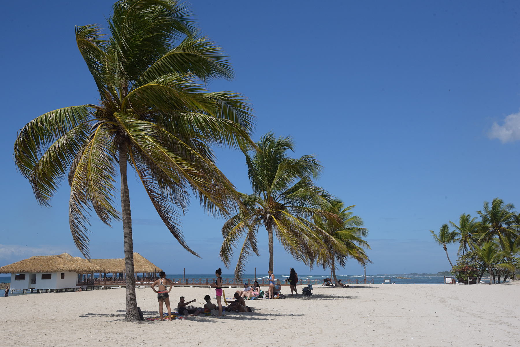 Así lucían las playas de Juan Dolio, Guayacanes y Boca Chica el domingo de resurrección. 