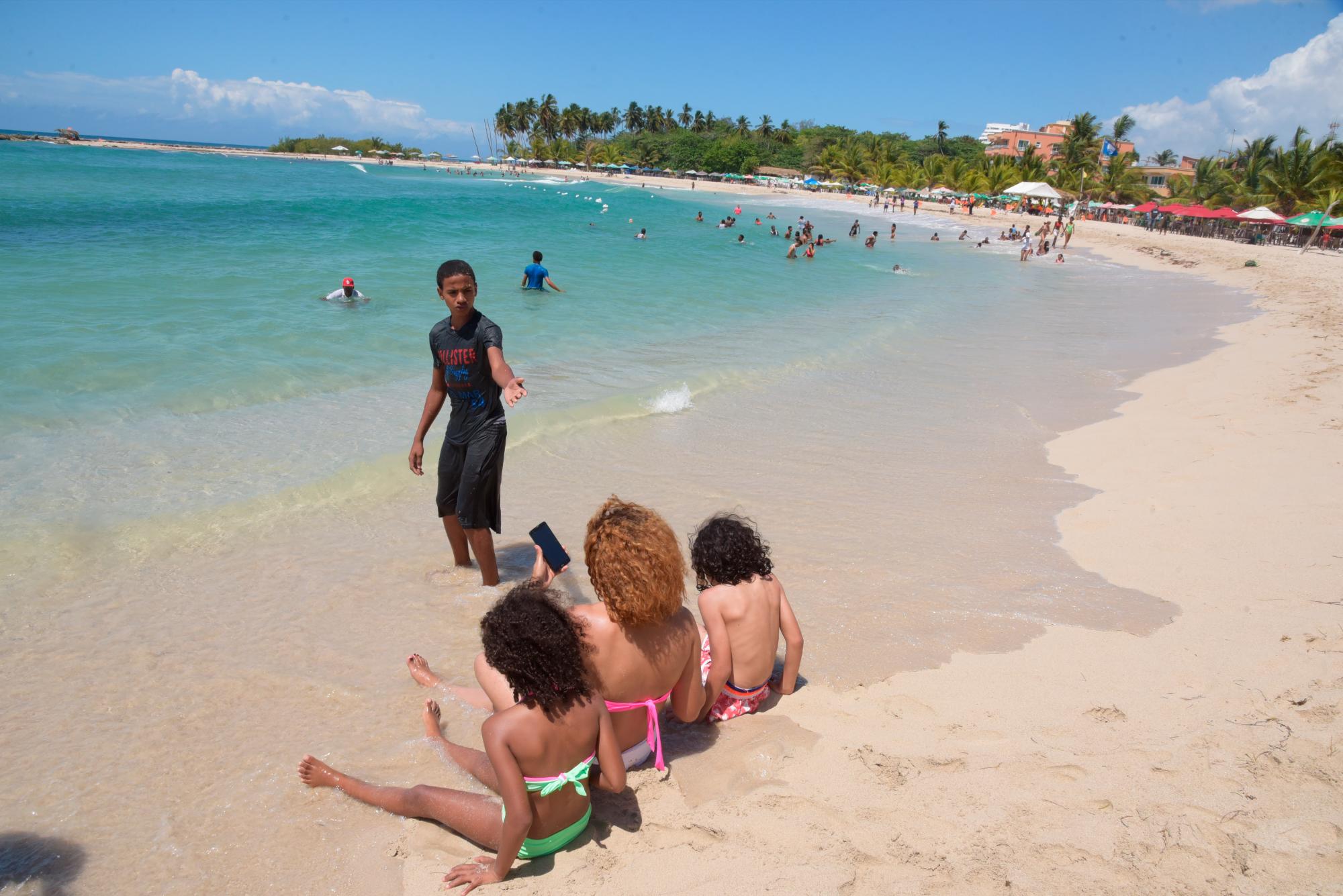 Jóvenes disfrutan del mar en Juan Dolio.