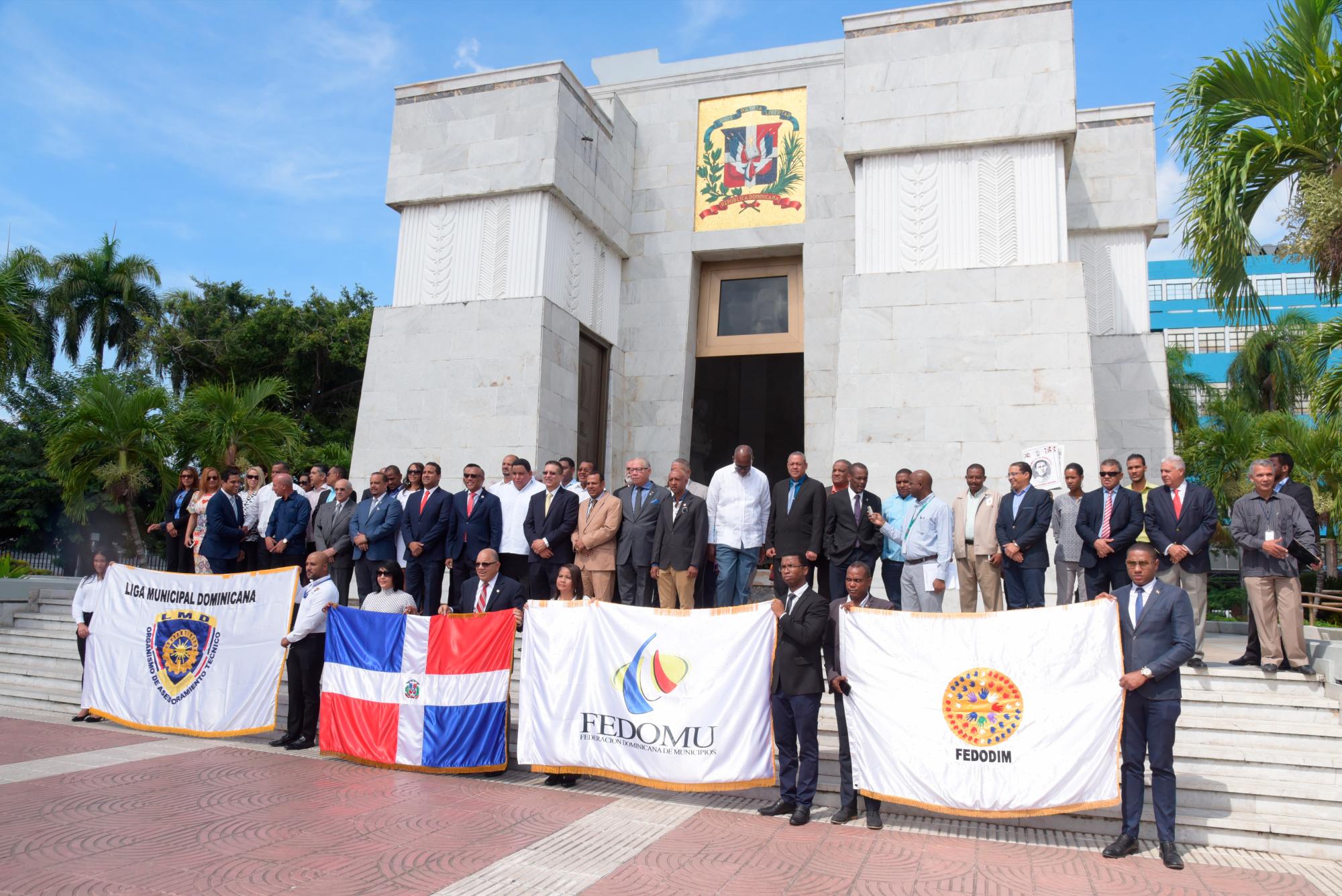 Miembros de la municipalidad. (José Justo Féliz) 