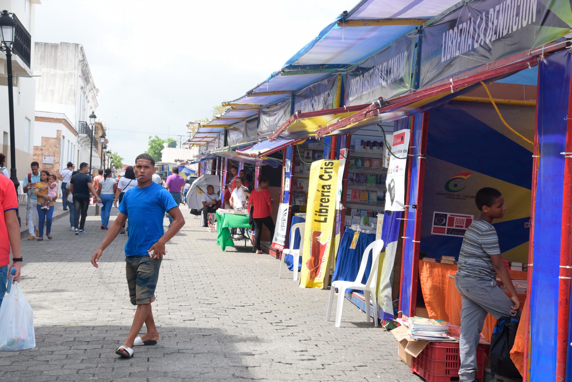Vista de visitantes a la Feria del Libro este lunes