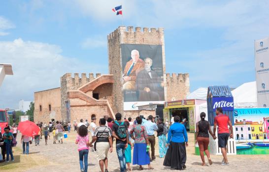 Feria del Libro con baja asistencia durante la tarde del día feriado 