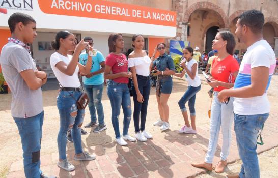 Feria del Libro con baja asistencia durante la tarde del día feriado 